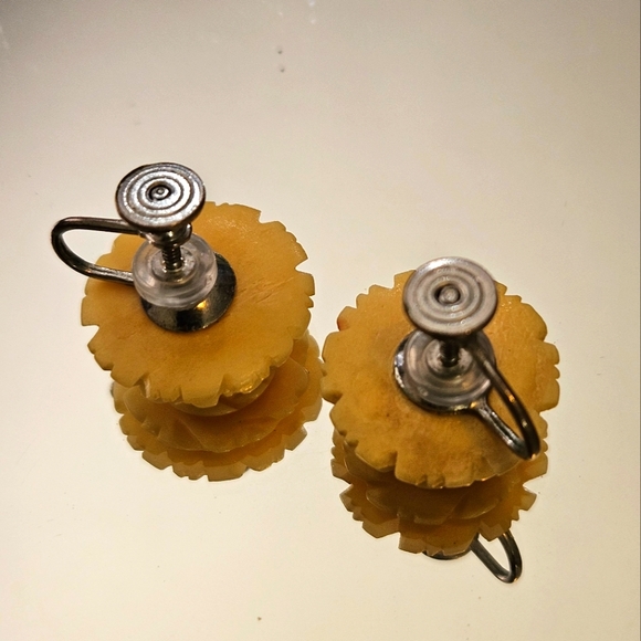 Vintage Celluloid/Casein Flower Screwback Earrings - Picture 3 of 7
